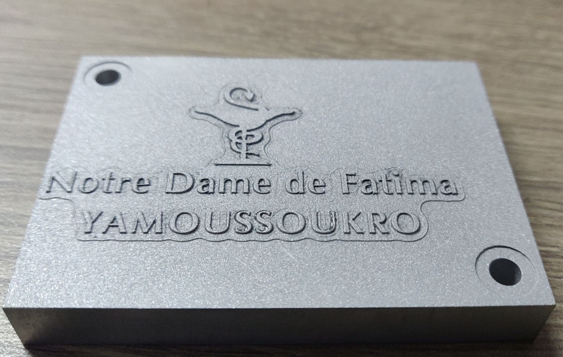 Placa gravada em metal